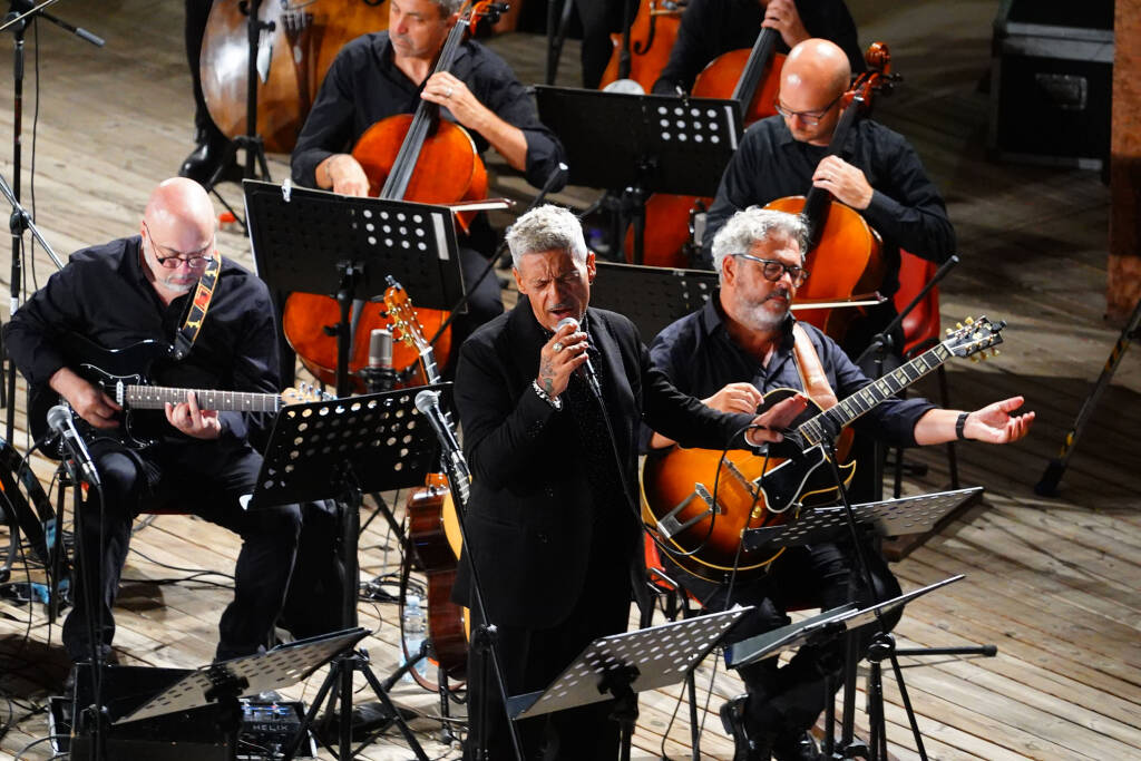 Sanremo, Teatro Alfano gremito per l’omaggio della Sinfonica a Pino Daniele