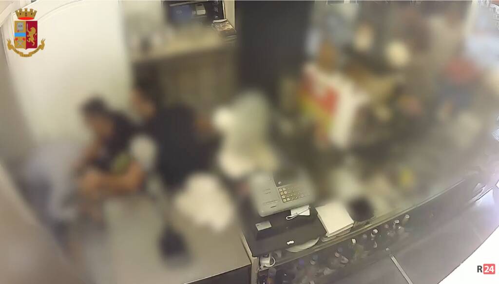 Barista sanremese perde l’occhio dopo un pestaggio. Gli aggressori fanno scena muta davanti al gip