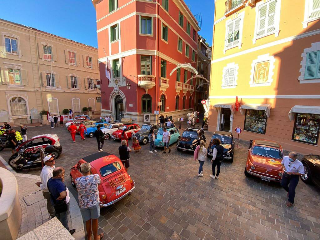 15 equipaggi alla “passeggiata di fine estate” delle Fiat 500 storiche da Monaco a Rocchetta Nervina