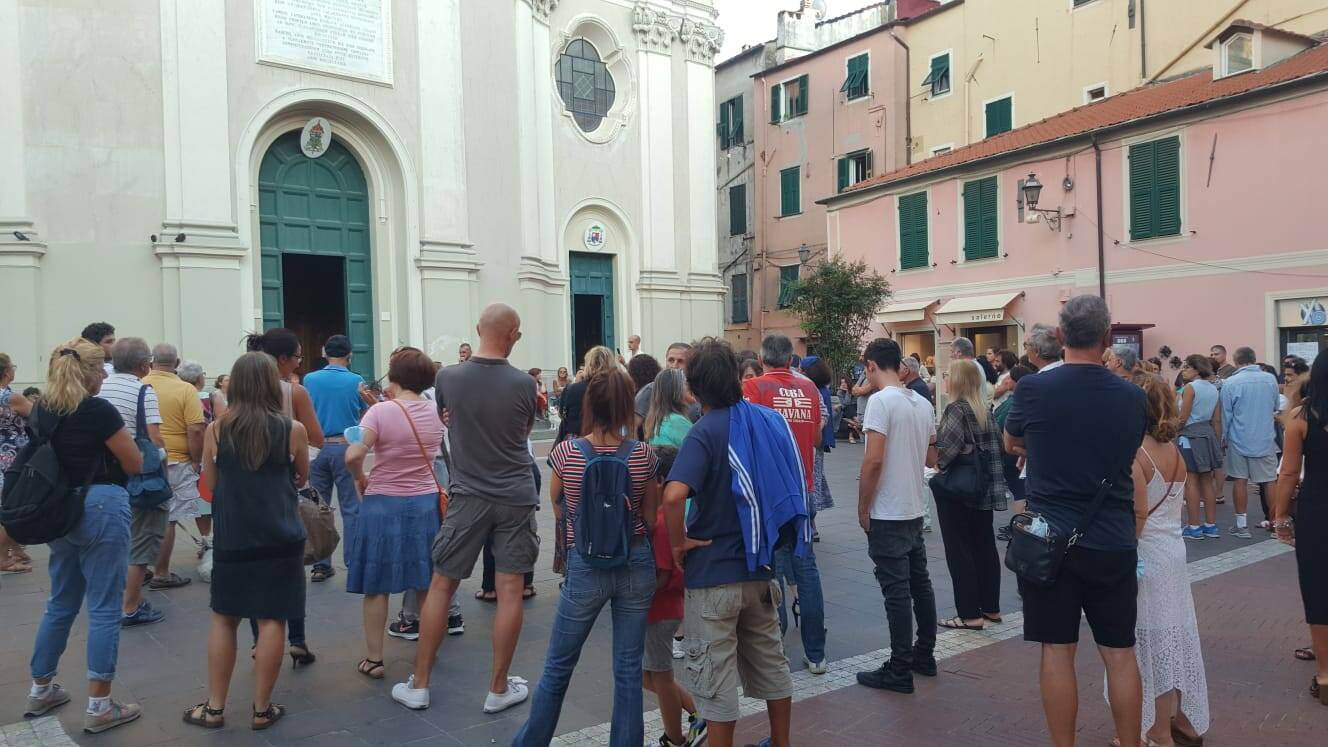 Imperia, scendono in piazza contro il green pass: c’è anche la “bidella ribelle”