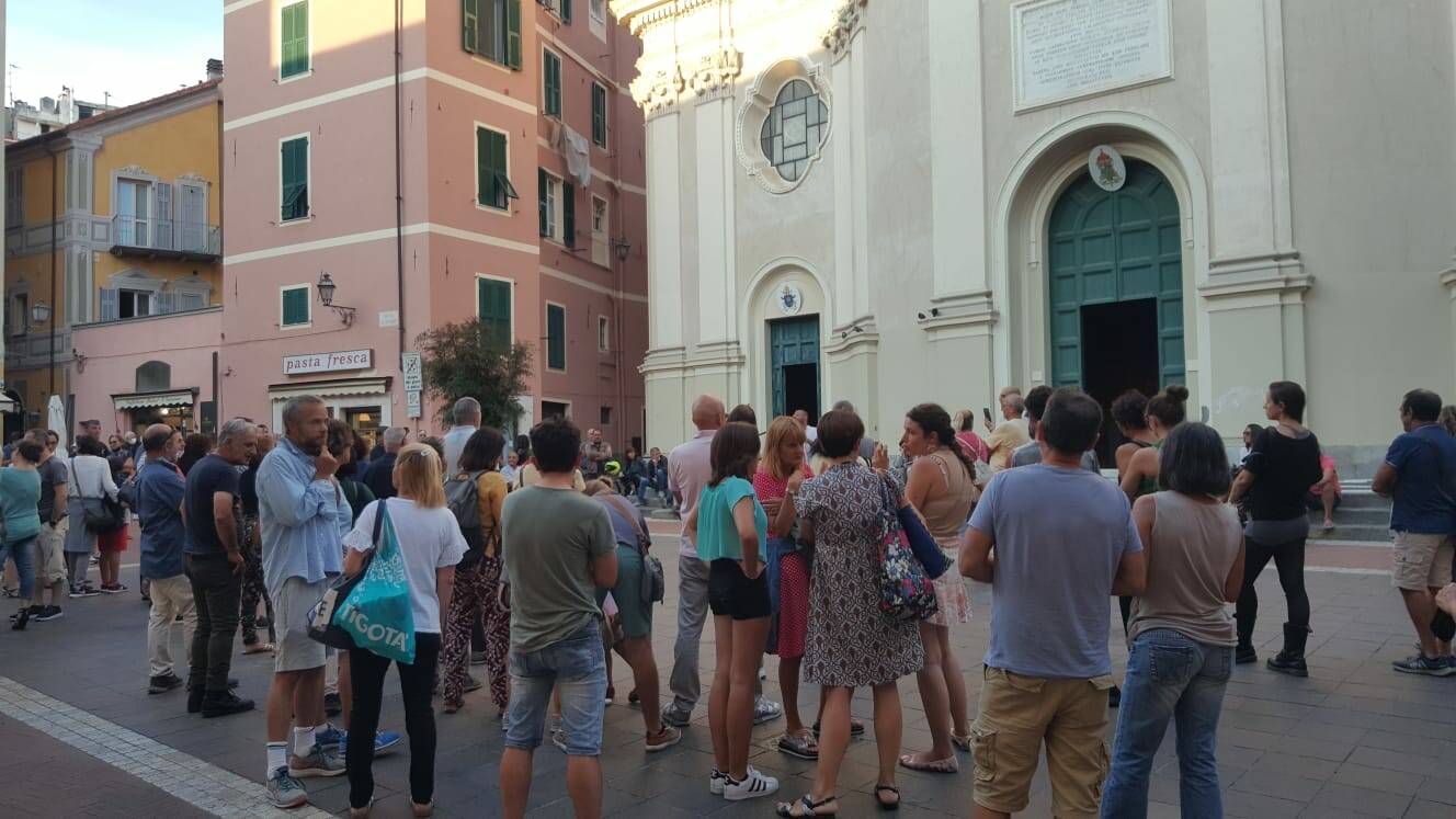 Imperia, scendono in piazza contro il green pass: c’è anche la “bidella ribelle”