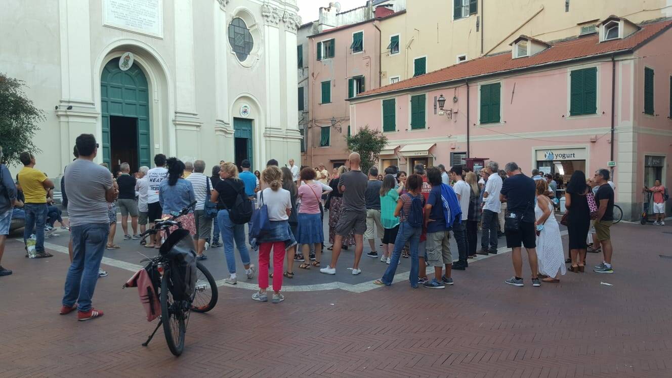 Imperia, scendono in piazza contro il green pass: c’è anche la “bidella ribelle”