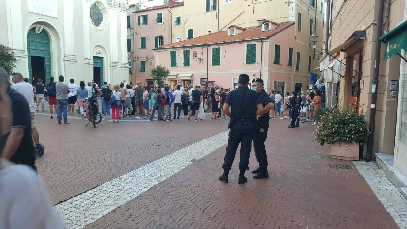 Imperia, scendono in piazza contro il green pass: c’è anche la “bidella ribelle”