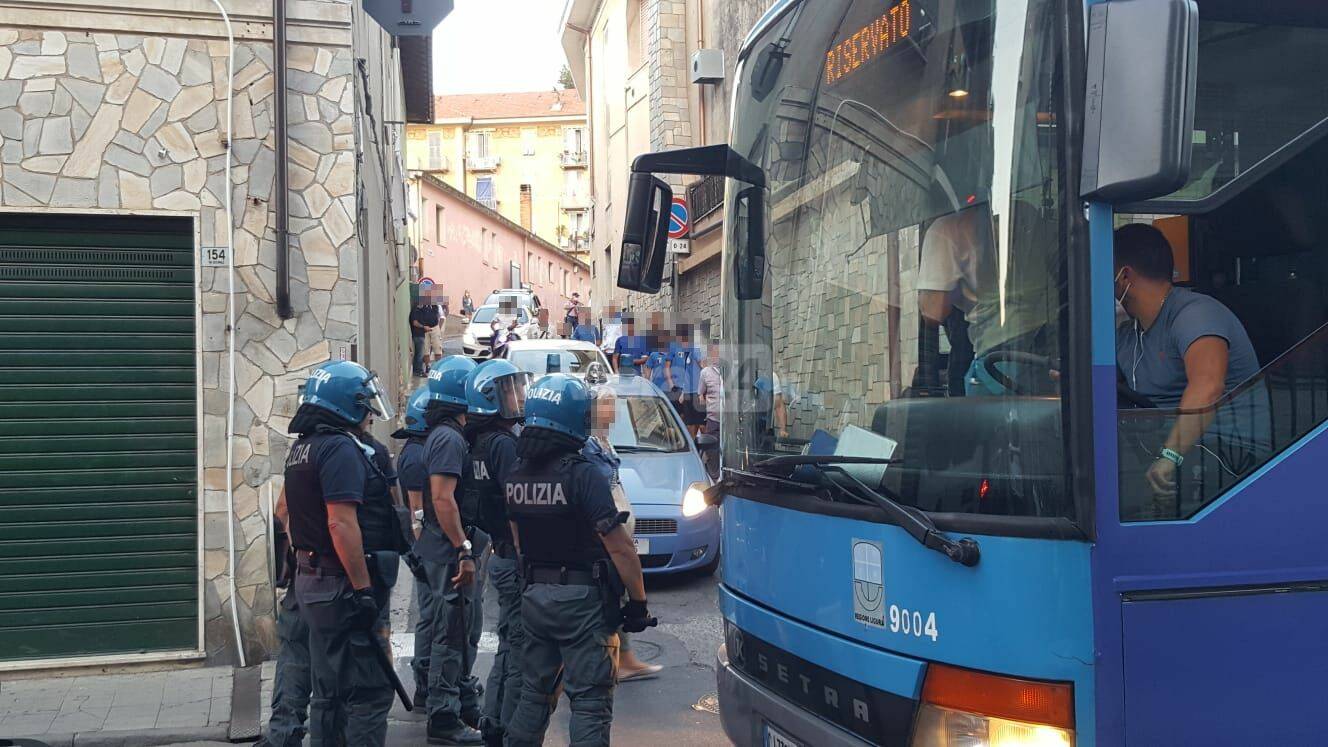 Derby di Coppa tra Imperia e Sanremese, tifoserie incandescenti: polizia evita lo scontro