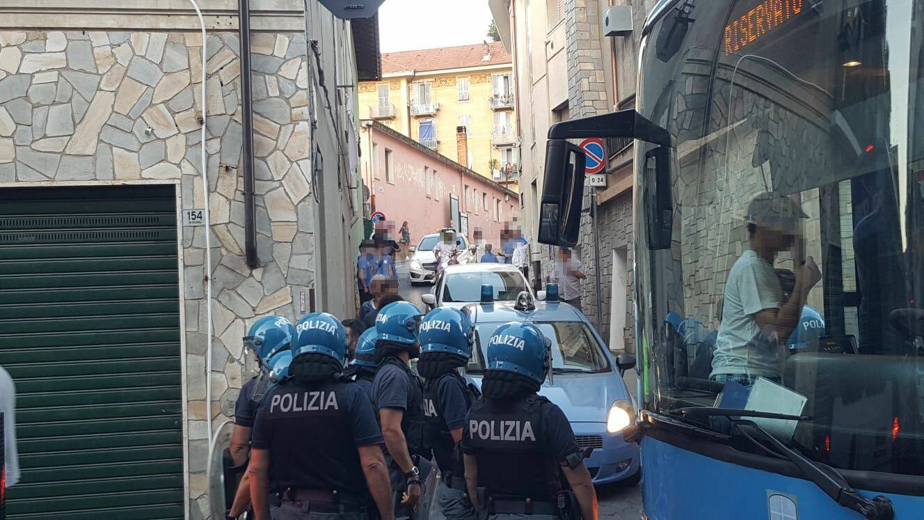 Derby di Coppa tra Imperia e Sanremese, tifoserie incandescenti: polizia evita lo scontro