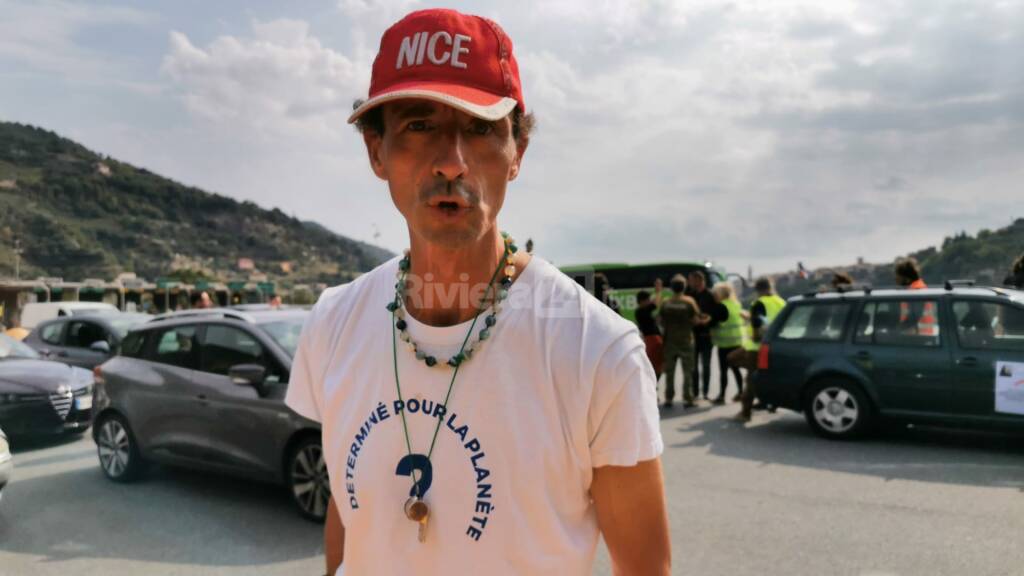 No al green pass, Bella Ciao e la Marsigliese. I gilet gialli protestano alla barriera autostradale