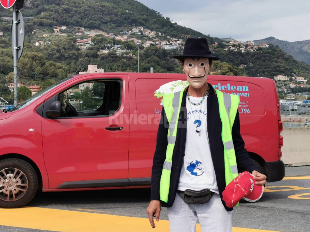 No al green pass, Bella Ciao e la Marsigliese. I gilet gialli protestano alla barriera autostradale