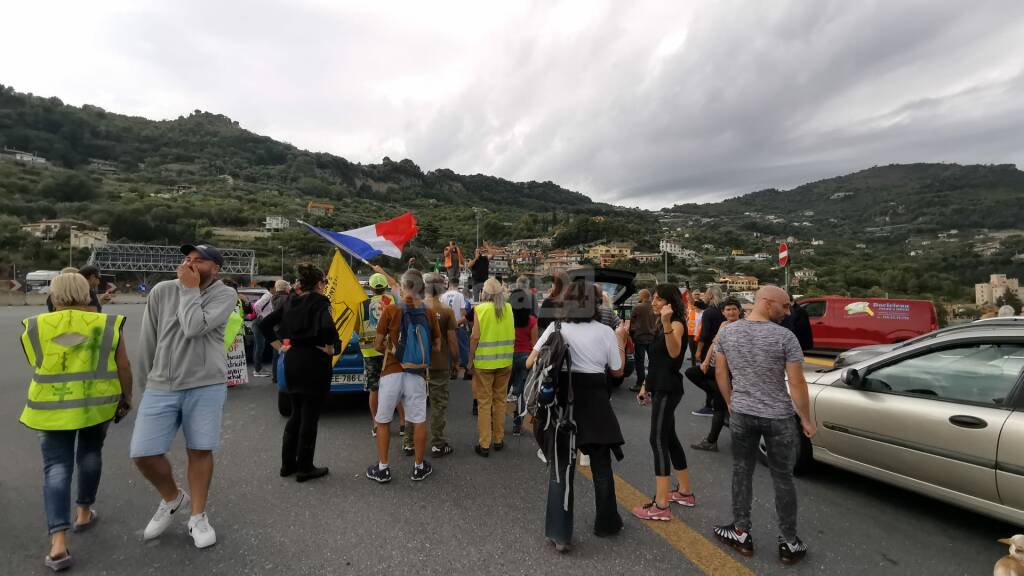 No al green pass, Bella Ciao e la Marsigliese. I gilet gialli protestano alla barriera autostradale