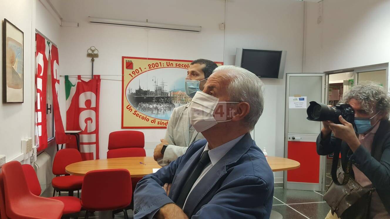 Attacco squadrista alla Cgil, il sindaco Scajola dal presidio di Imperia: «E’ eversione. Ora l’obbligo vaccinale»