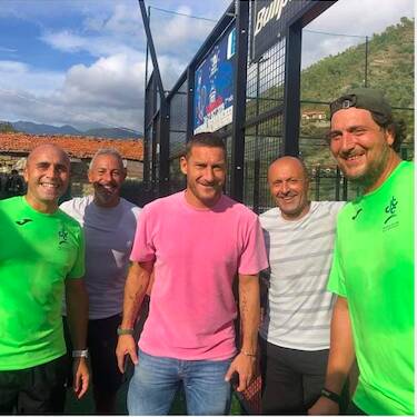 Incontrare Francesco Totti mentre si gioca una partita a padel. Succede a Dolceacqua