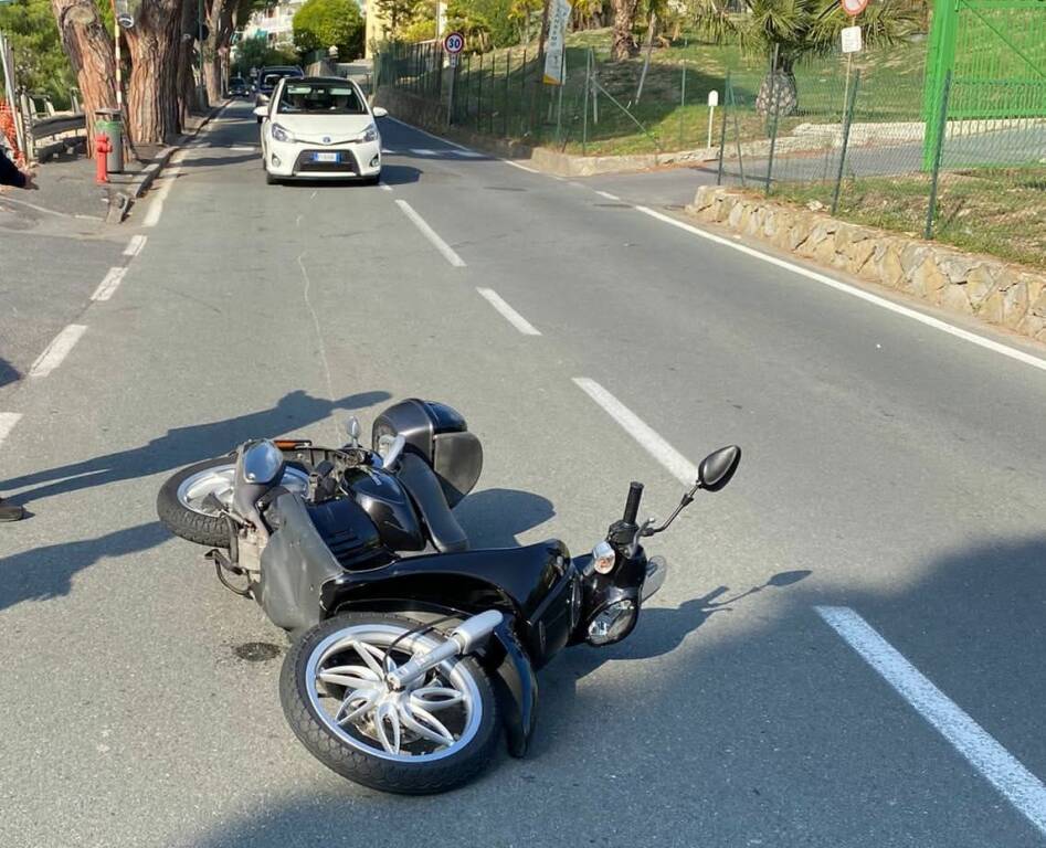 Sanremo, ennesimo incidente in via Padre Semeria causato dalla strada deformata