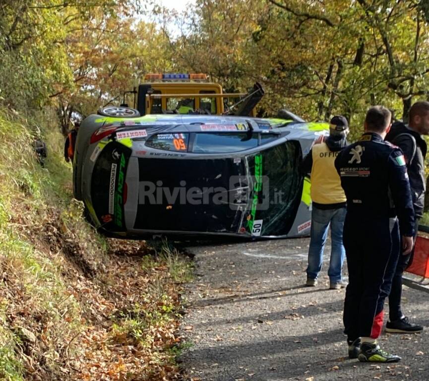 Auto ribaltata alla 10^ Ronde Valli Imperiesi, annullato il secondo passaggio