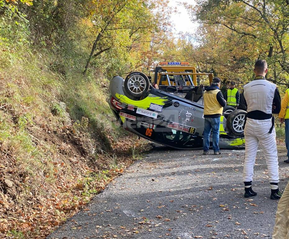 Auto ribaltata alla 10^ Ronde Valli Imperiesi, annullato il secondo passaggio