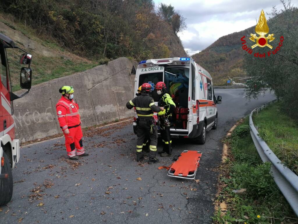 Auto ribaltata alle Ronde Imperiesi, interviene l&#8217;elisoccorso dei vigili del fuoco