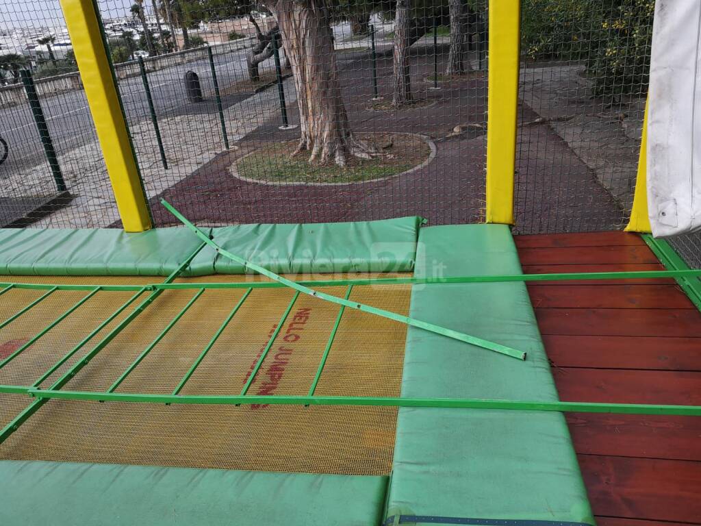 Sanremo, vandali in azione al parco giochi in zona Sud Est