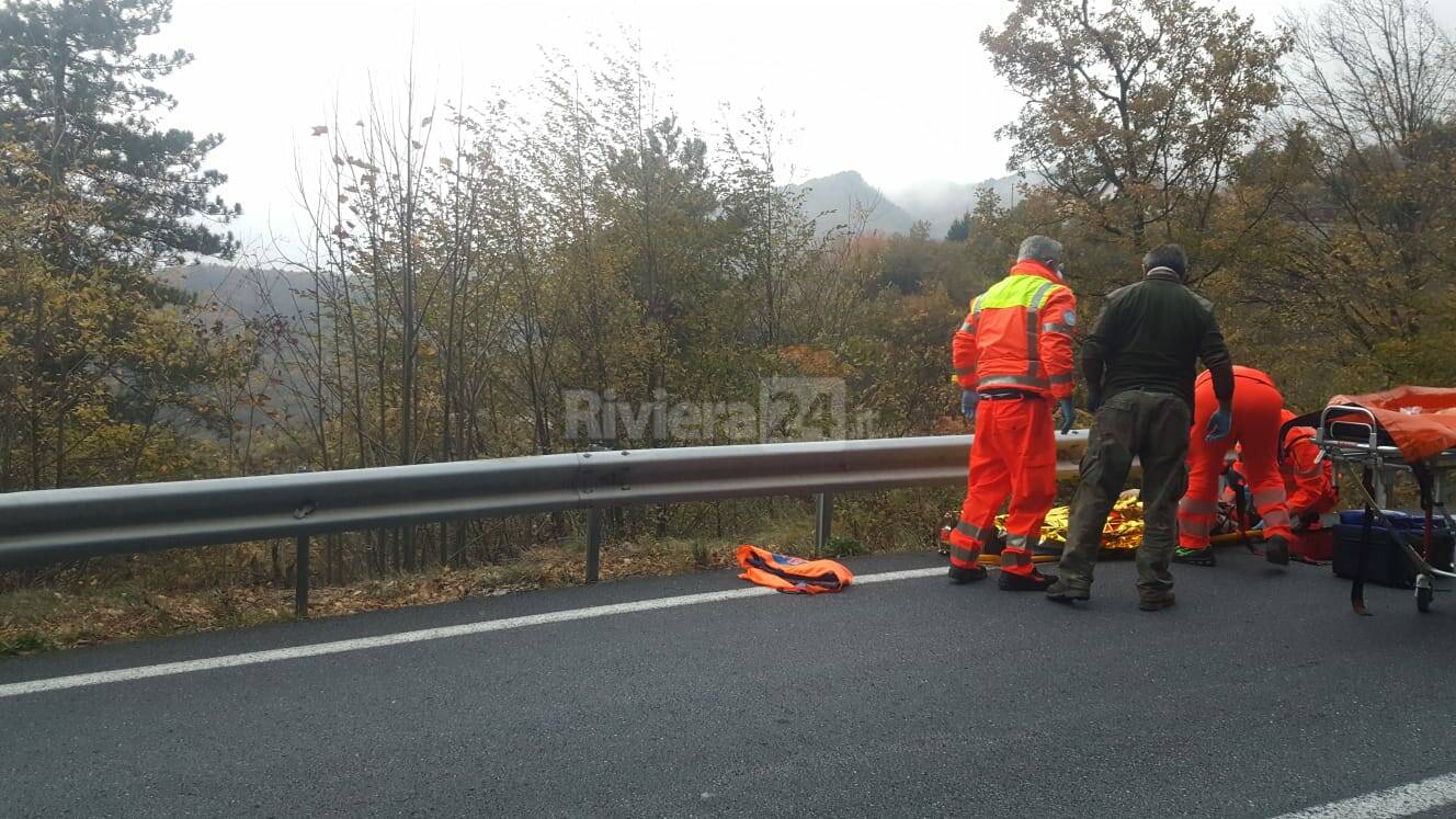 Schianto sulla SS 28 del Nava, motociclista ferito