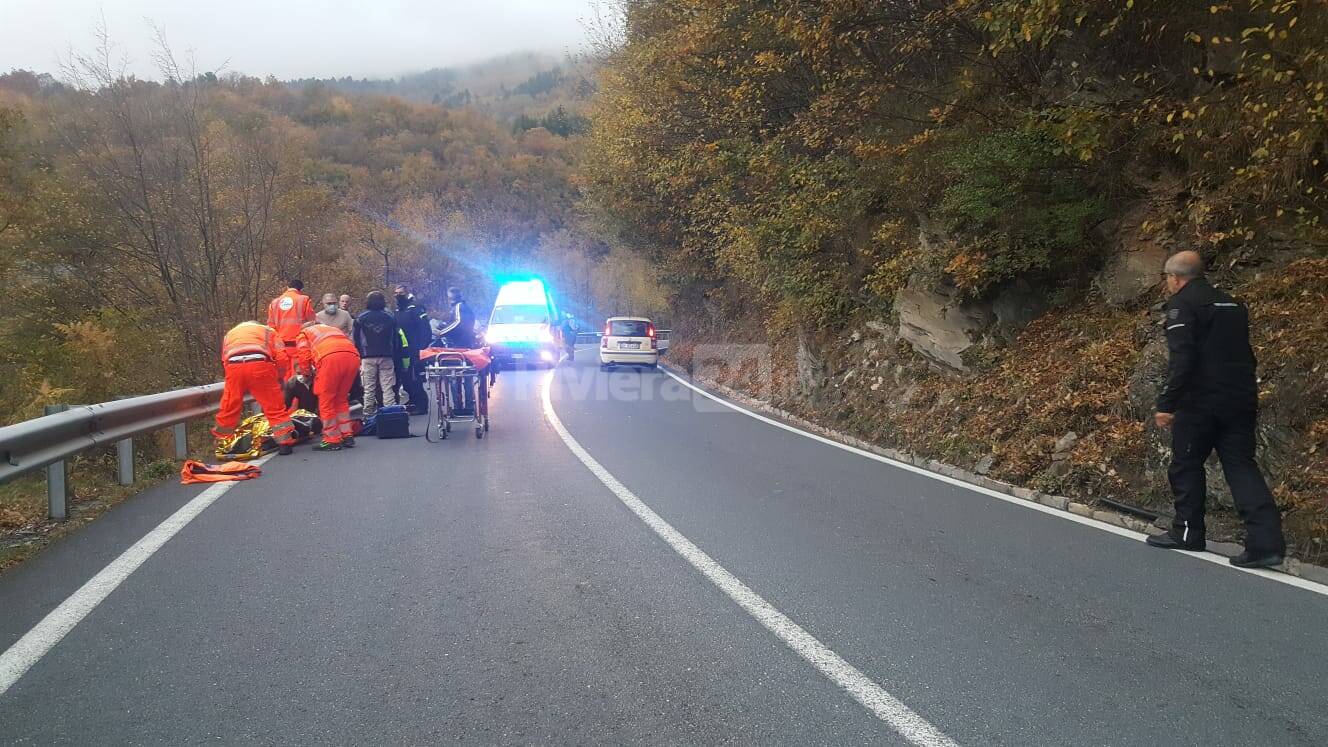 Schianto sulla SS 28 del Nava, motociclista ferito