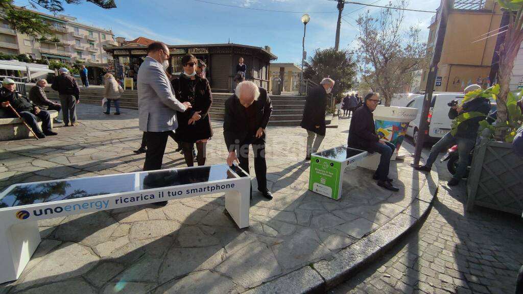 Sanremo, panchine solari in piazza Colombo. M5s: «Un’idea nostra»