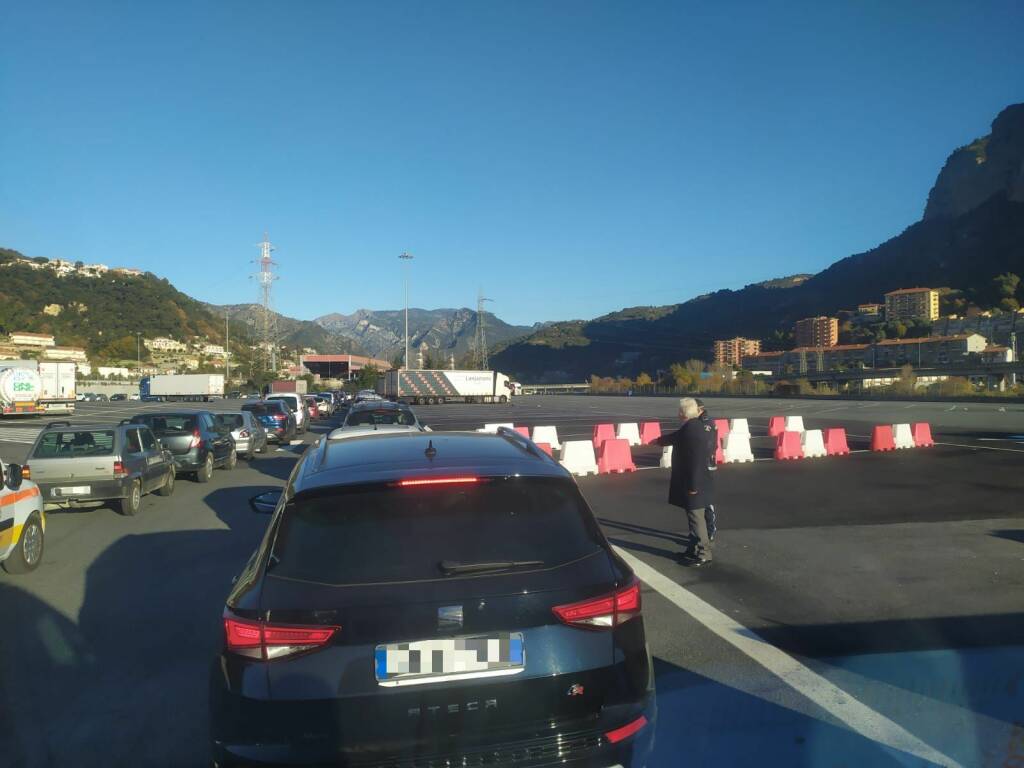 Caos al centro tamponi drive through di Ventimiglia, traffico paralizzato all’accesso per l’autostrada