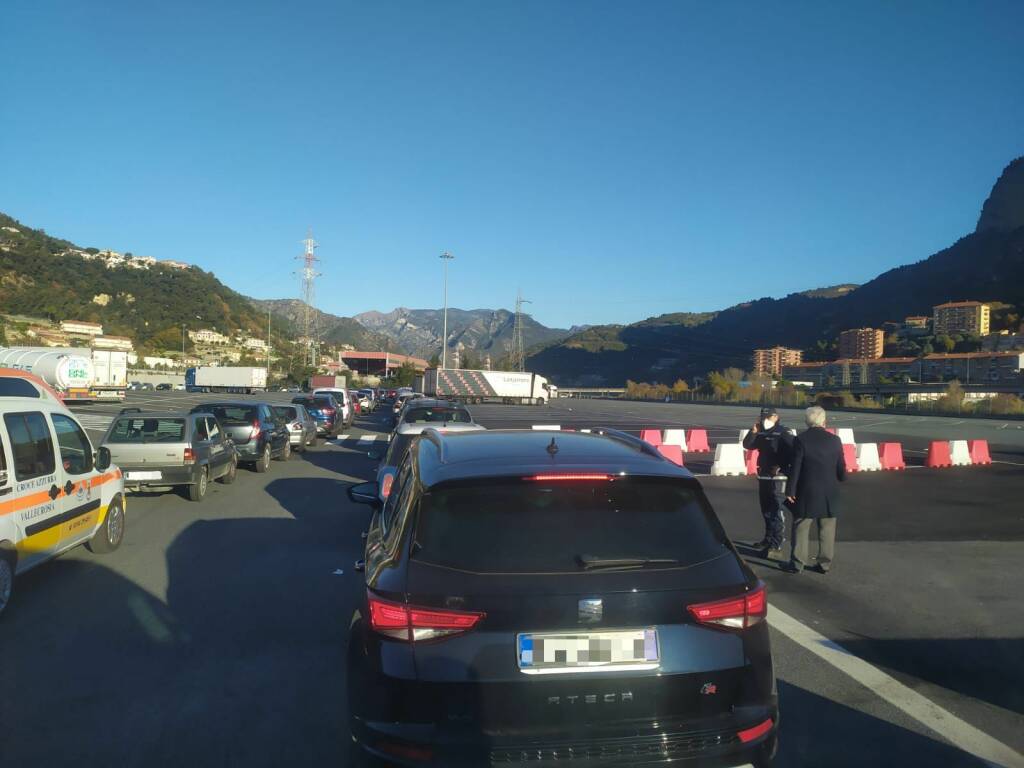 Caos al centro tamponi drive through di Ventimiglia, traffico paralizzato all’accesso per l’autostrada