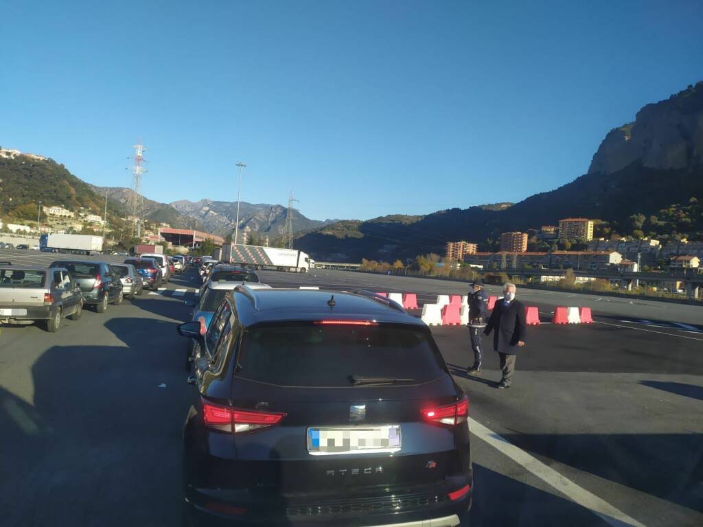 Caos al centro tamponi drive through di Ventimiglia, traffico paralizzato all’accesso per l’autostrada