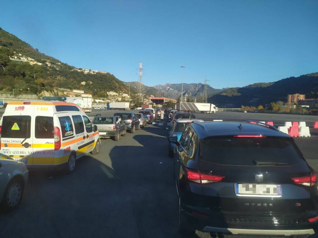 Caos al centro tamponi drive through di Ventimiglia, traffico paralizzato all’accesso per l’autostrada