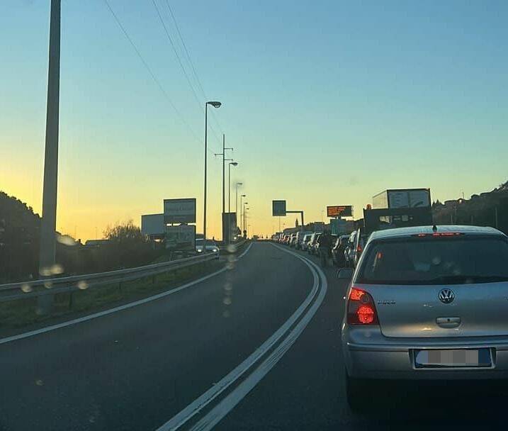 Caos al centro tamponi drive through di Ventimiglia, traffico paralizzato all’accesso per l’autostrada