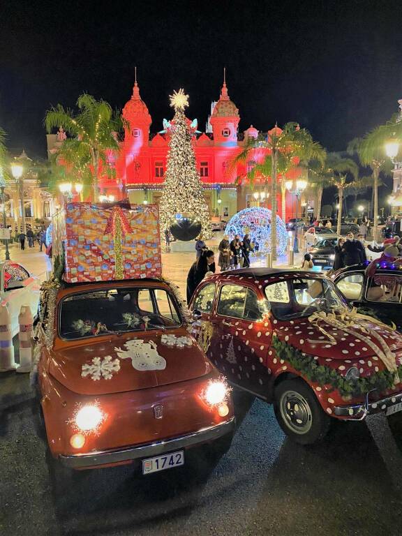  Fiat 500 sfilano con Babbo Natale a Monaco