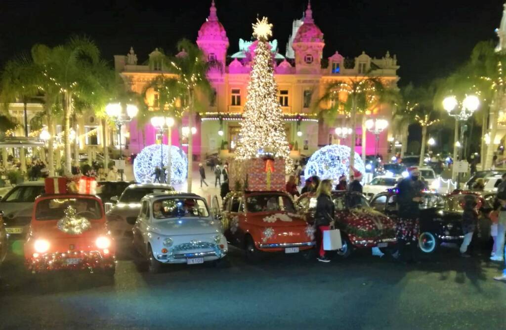 Storiche Fiat 500 sfilano con Babbo Natale a Monaco