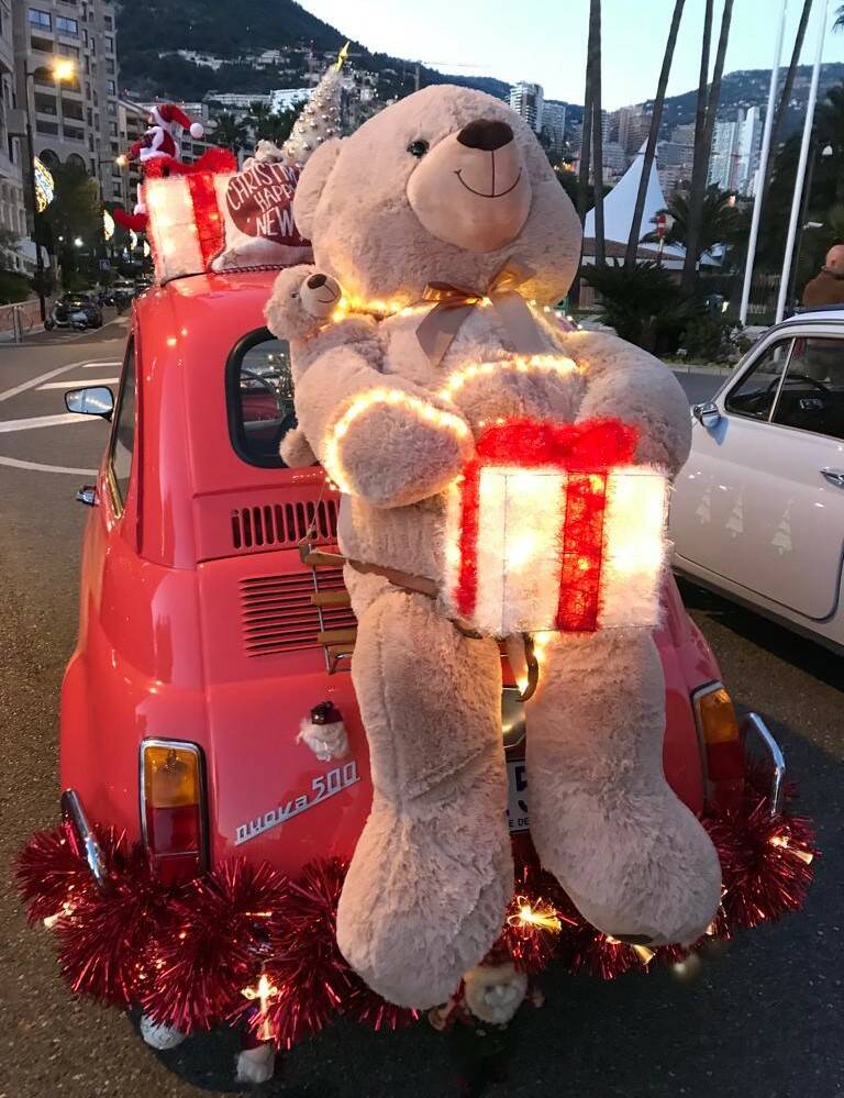  Fiat 500 sfilano con Babbo Natale a Monaco