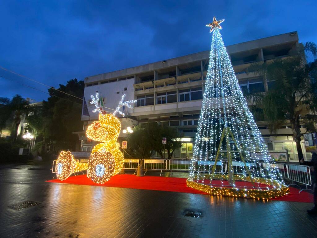 Il Sindaco di Diano Marina accende le luminarie natalizie che danno il via agli eventi fino al 6 gennaio