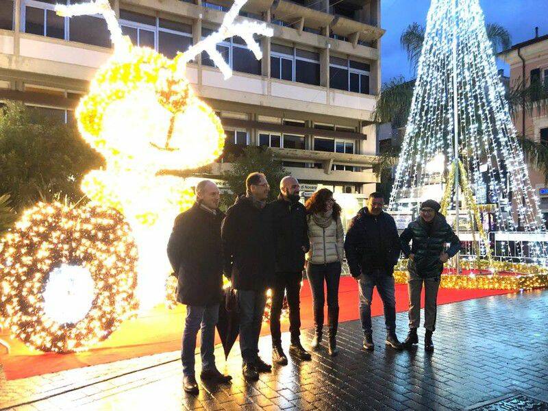 Il Sindaco di Diano Marina accende le luminarie natalizie che danno il via agli eventi fino al 6 gennaio