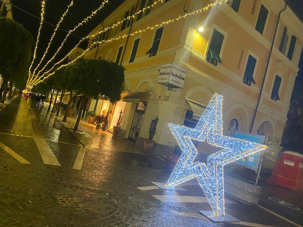 Il Sindaco di Diano Marina accende le luminarie natalizie che danno il via agli eventi fino al 6 gennaio