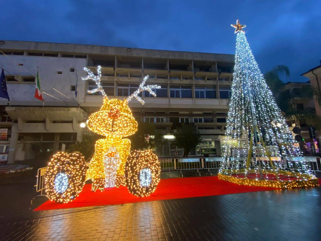 Riviera24-Il Sindaco di Diano Marina accende le luminarie natalizie che danno il via agli eventi fino al 6 gennaio