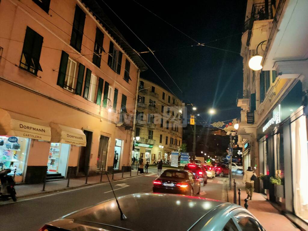 Ventimiglia, commercianti di via Cavour: «Troppi migranti allo sbando, i clienti scappano»