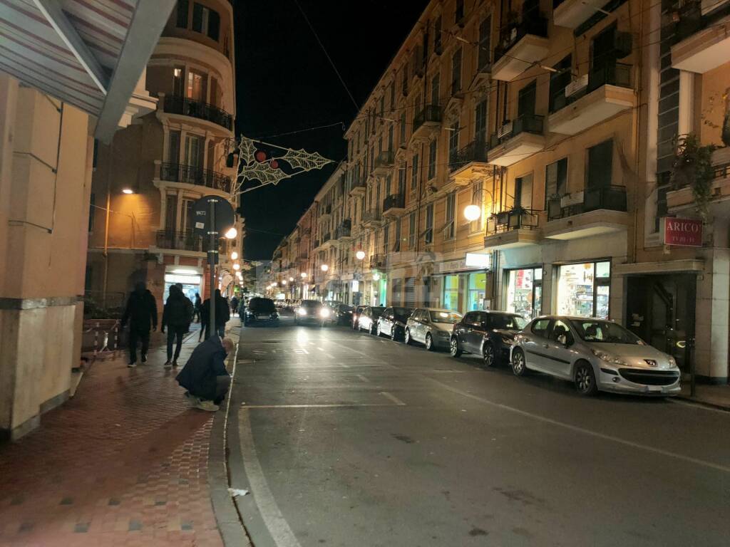 Ventimiglia, commercianti di via Cavour: «Troppi migranti allo sbando, i clienti scappano»