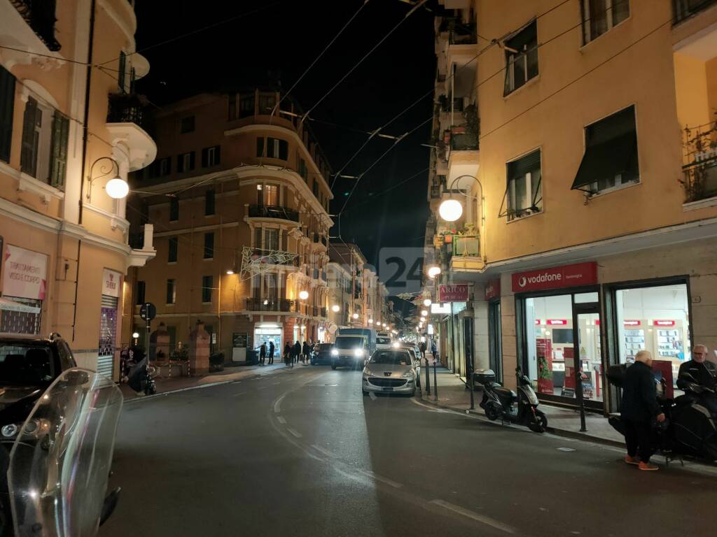 Ventimiglia, commercianti di via Cavour: «Troppi migranti allo sbando, i clienti scappano»