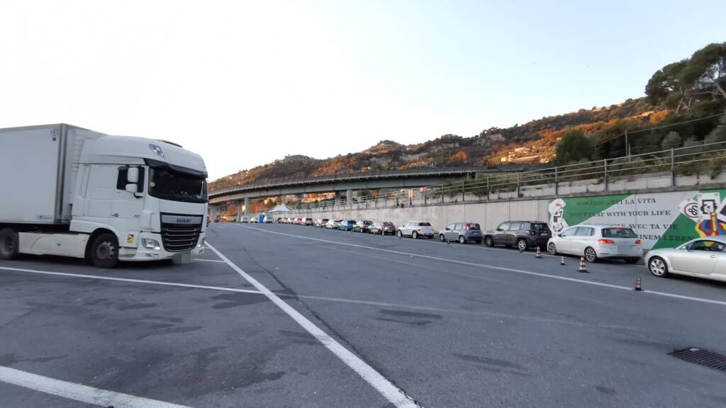 Coronavirus, primo giorno del centro tamponi drive through dell’Asl1 all’autoporto di Ventimiglia