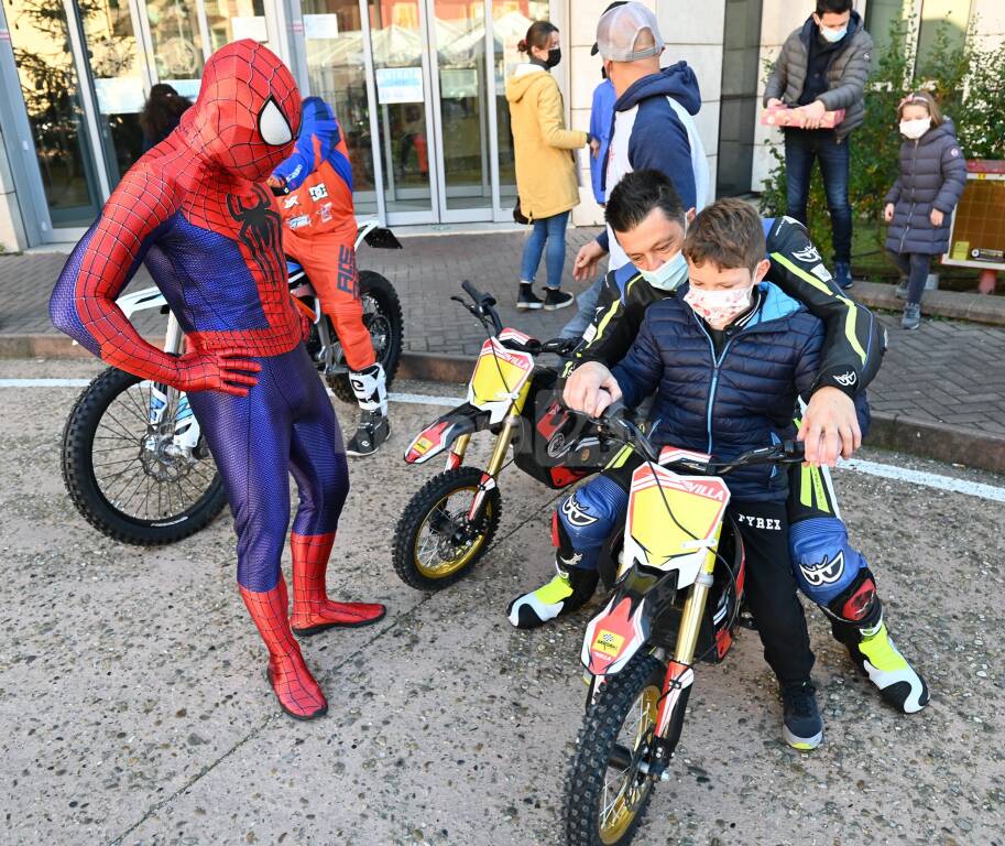 Un sorriso a due ruote, mototerapia al Gaslini con il funambolico Vanni Oddera