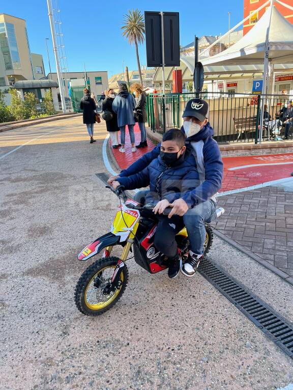 Un sorriso a due ruote, mototerapia al Gaslini con il funambolico Vanni Oddera