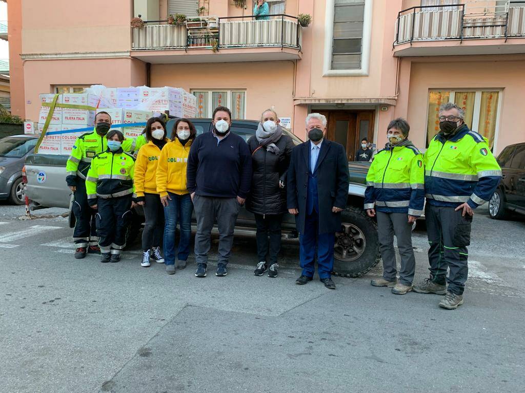 Ventimiglia, arrivano i pacchi della solidarietà: Coldiretti incontra le famiglie in difficoltà