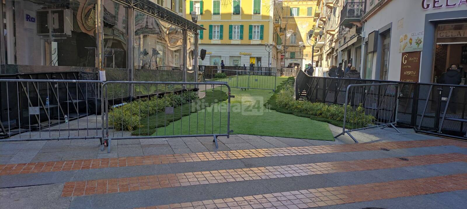 Sanremo, da red a green. Il carpet del Festival cambia colore