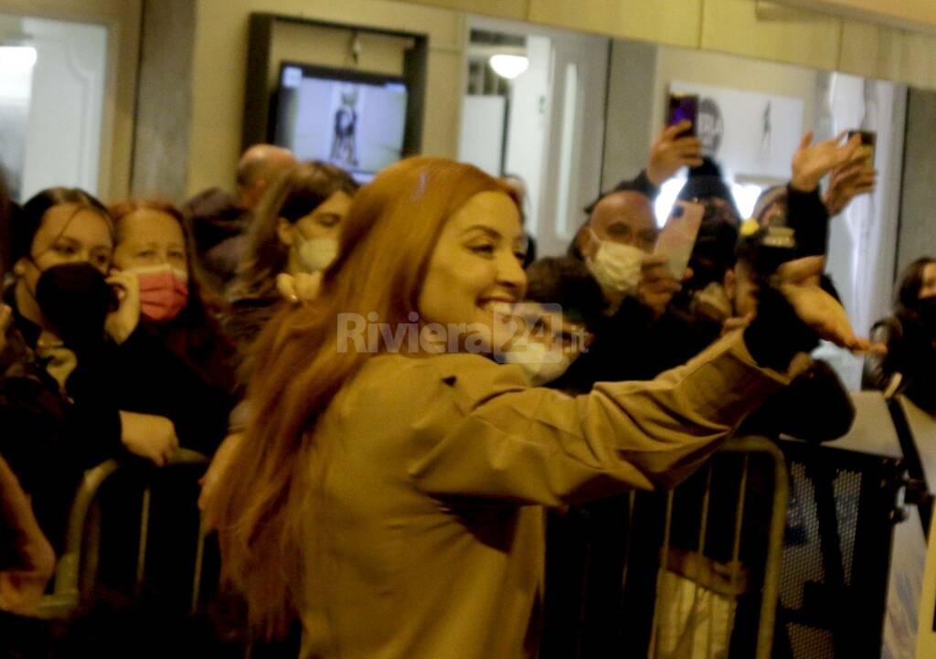 Sanremo, i big sfilano a sorpresa sul green carpet. Il Festival entra nel vivo