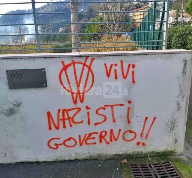 Camporosso, scritte no vax imbrattano hub allestito al centro Falcone