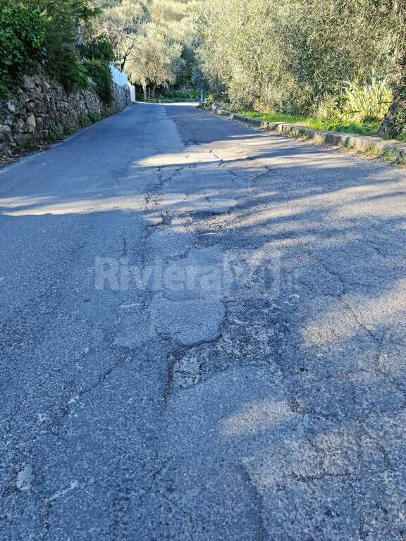 Imperia, strada per Sant’Agata in pessime condizioni tra profonde buche e rattoppi. La segnalazione di un lettore