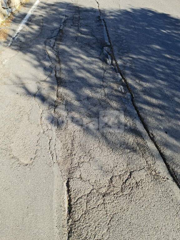 Imperia, strada per Sant’Agata in pessime condizioni tra profonde buche e rattoppi. La segnalazione di un lettore