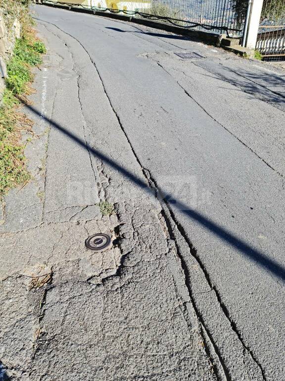 Imperia, strada per Sant’Agata in pessime condizioni tra profonde buche e rattoppi. La segnalazione di un lettore