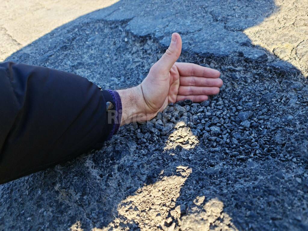 Imperia, strada per Sant’Agata in pessime condizioni tra profonde buche e rattoppi. La segnalazione di un lettore