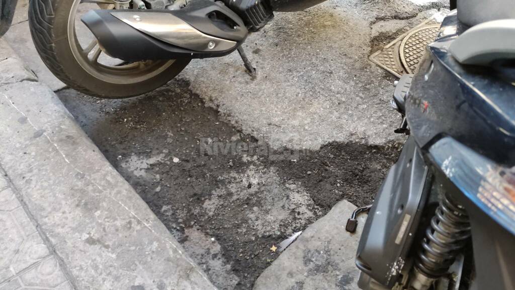 Sanremo, campo minato per gli scooter di via Gioberti