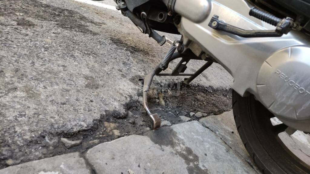 Sanremo, campo minato per gli scooter di via Gioberti